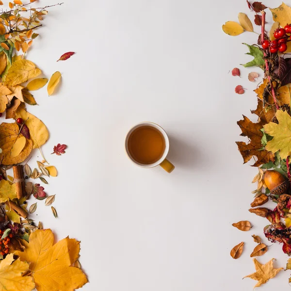 Hojas de otoño con café o té —  Fotos de Stock