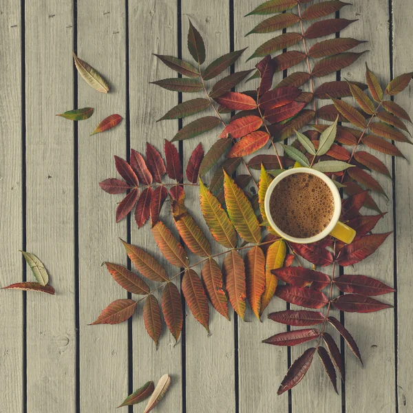 Fondo de otoño con hojas y taza de café . —  Fotos de Stock