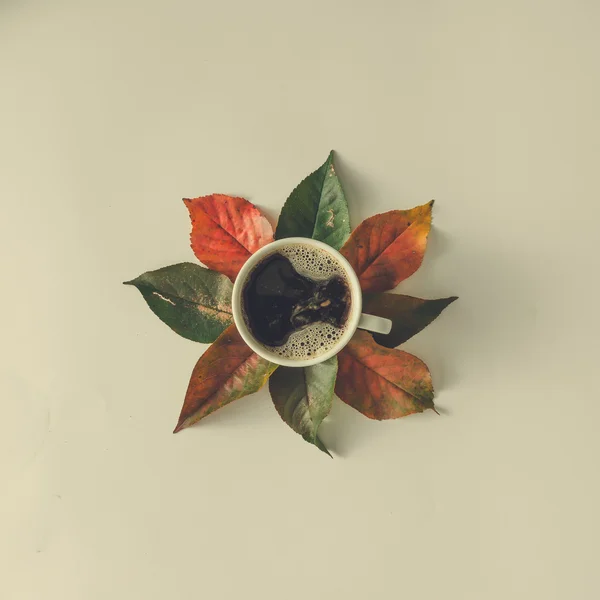 Jesienna kompozycja z liści i filiżanka kawy. — Zdjęcie stockowe