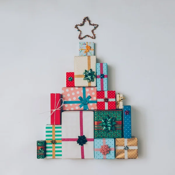 Árvore de Natal feita de presentes coloridos e presentes . — Fotografia de Stock