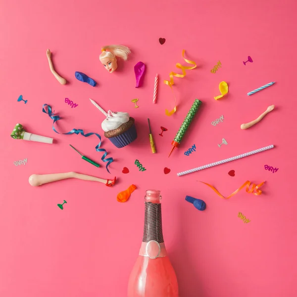 Botella de champán con fiesta colorida — Foto de Stock