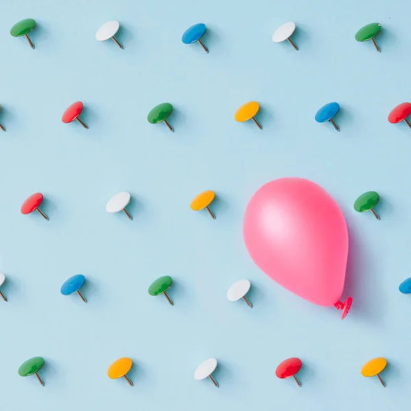 Rosa Luftballon mit bunten Stecknadeln — Stockfoto