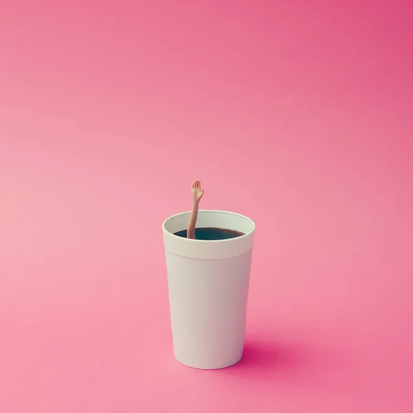 Koffiekopje met vrouwelijke pop hand — Stockfoto
