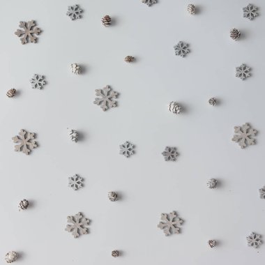 kar taneleri ve çam kozalakları desen