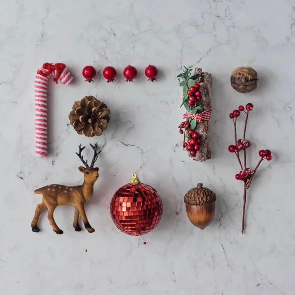 Decoração de Natal na mesa de mármore — Fotografia de Stock