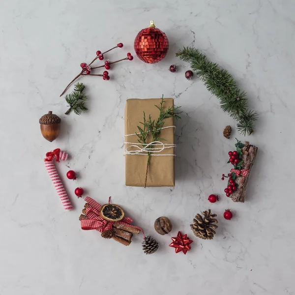 Juldekoration med gåva — Stockfoto