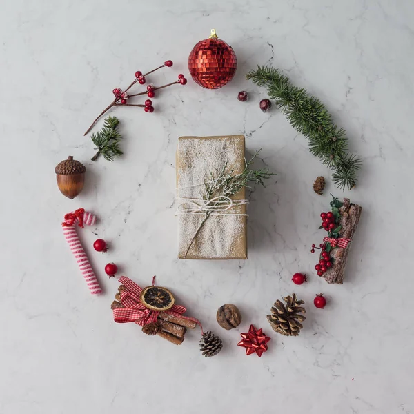 Decoración de Navidad con regalo nevado —  Fotos de Stock