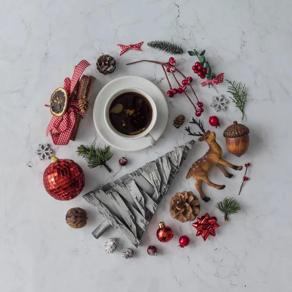 Decoração de Natal com café na xícara — Fotografia de Stock
