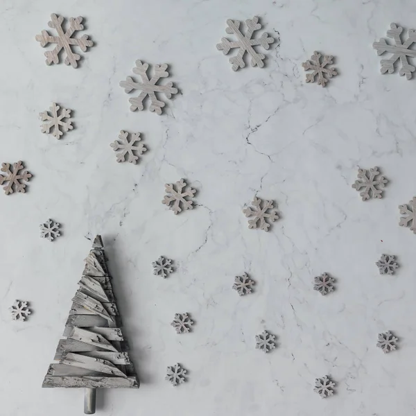 Sněhové vločky a vánoční strom symbol — Stock fotografie