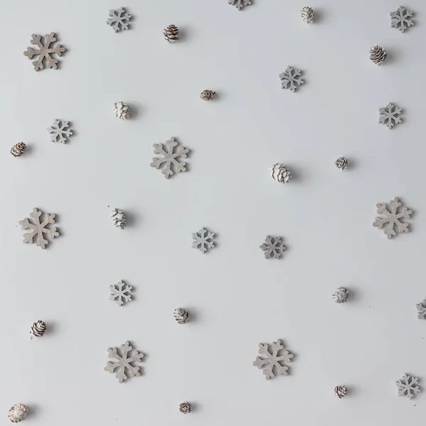 Patroon gemaakt van sneeuwvlokken en dennenappels — Stockfoto