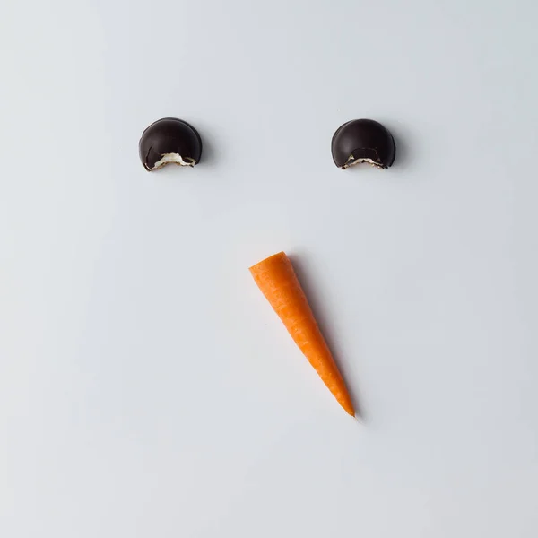 Boneco de neve feito de biscoitos e cenoura — Fotografia de Stock