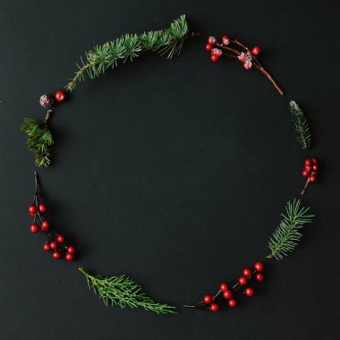 Mermer masa üzerinde Noel dekorasyon