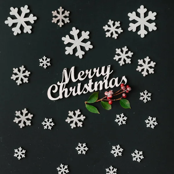 Χαρούμενα Χριστούγεννα επιγραφή με το σύμβολο της νιφάδας χιονιού — Φωτογραφία Αρχείου