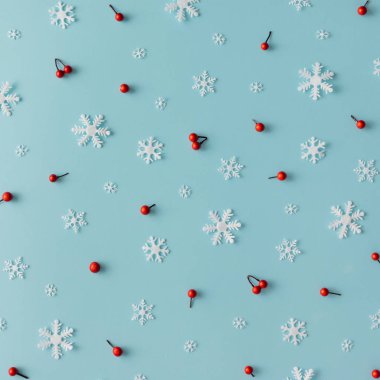 kar taneleri ve kırmızı çilek deseni