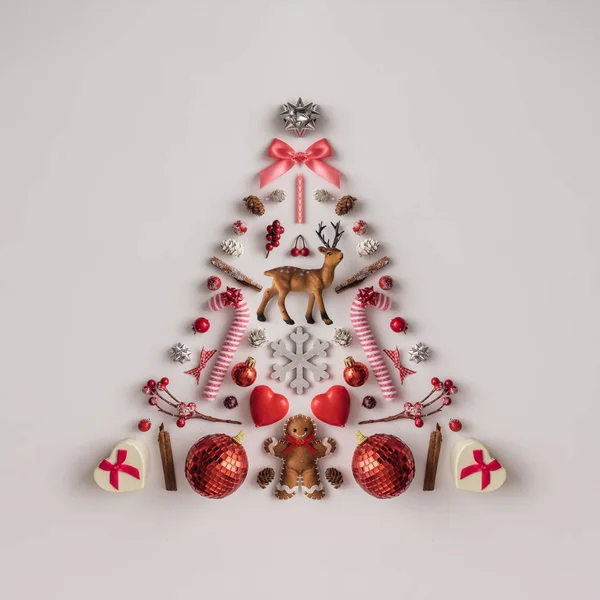 Χριστουγεννιάτικο δέντρο φτιαγμένο από Χριστουγεννιάτικη διακόσμηση — Φωτογραφία Αρχείου