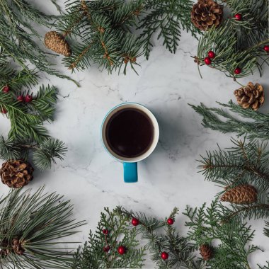 Noel kış yapraklar ile fincan kahve