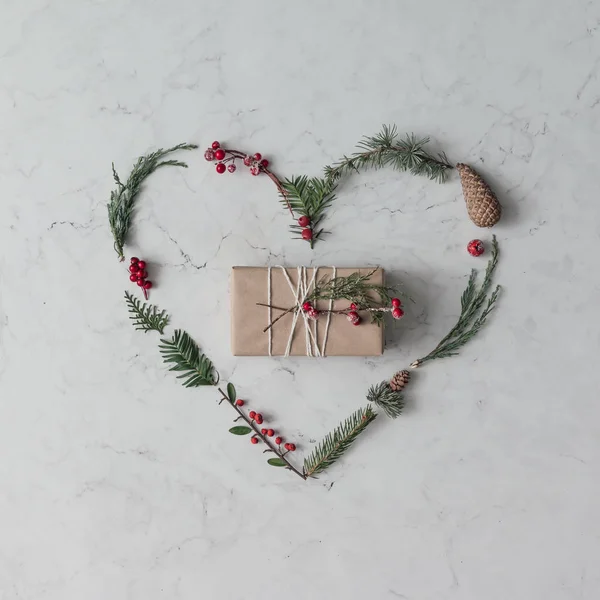Coeur en feuillage avec cadeau enveloppé — Photo