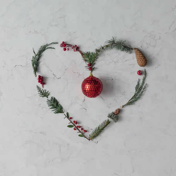 Corazón hecho de follaje con bola de Navidad —  Fotos de Stock