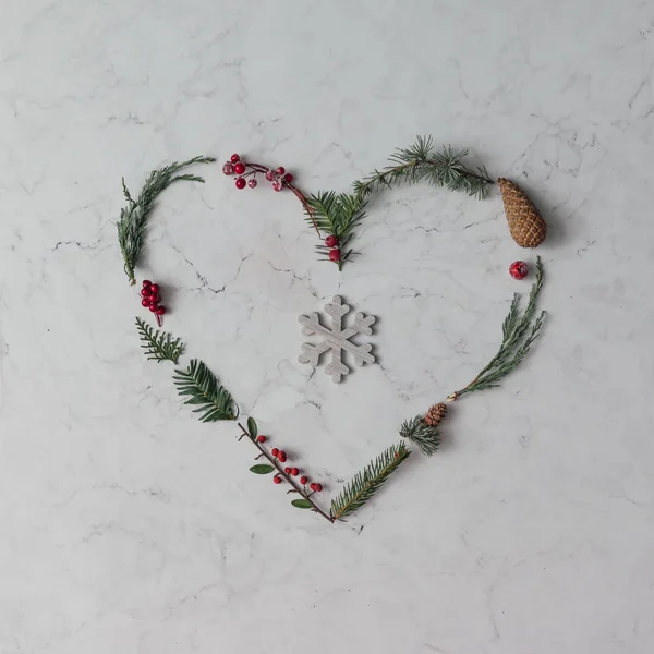 Corazón hecho de follaje con copo de nieve —  Fotos de Stock