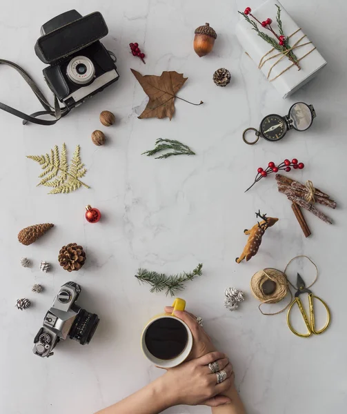 Weihnachtsdekoration und Tasse mit Kaffee — Stockfoto