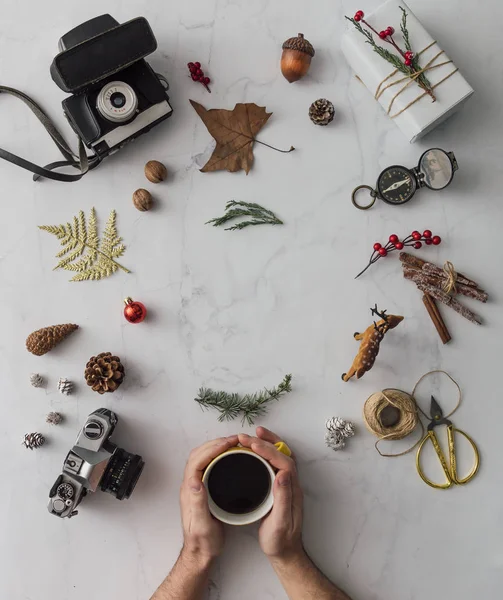 Χριστουγεννιάτικη διακόσμηση και το φλυτζάνι με τον καφέ — Φωτογραφία Αρχείου