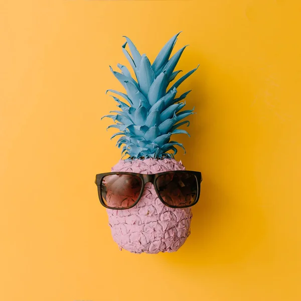 Süße rosa Ananas mit Sonnenbrille — Stockfoto