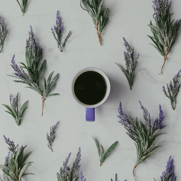 Lavendel grenar med kaffekopp — Stockfoto