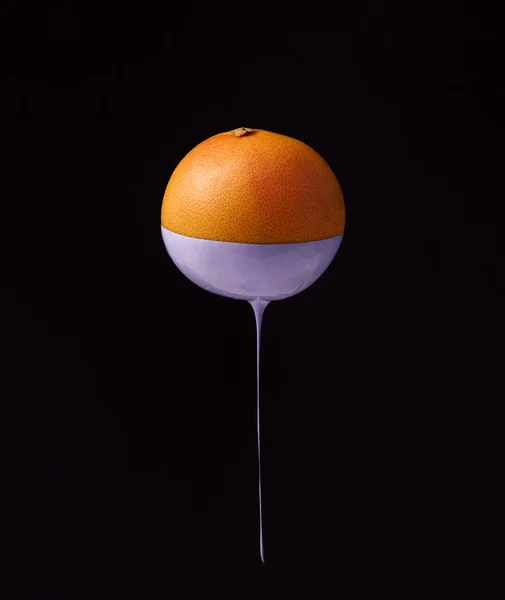 Grapefruit és csöpög a lila festék — Stock Fotó