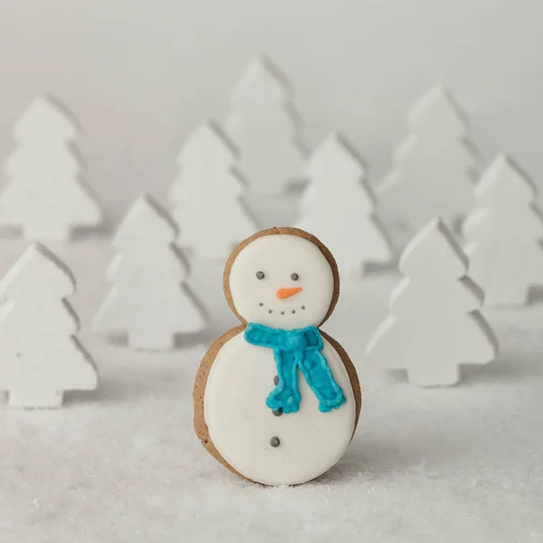 Kerst peperkoek sneeuwpop voor bomen — Stockfoto