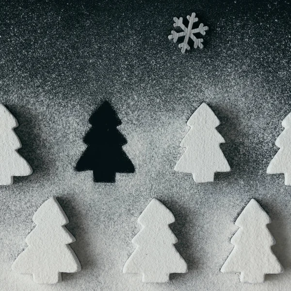 Galletas de árbol de Navidad con azúcar en polvo —  Fotos de Stock