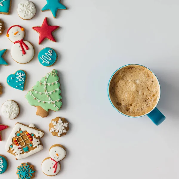 Ciasteczka świąteczne z filiżanki kawy — Zdjęcie stockowe