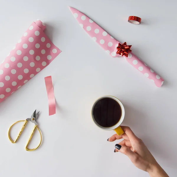 DIY δώρο τυλιγμένο μαχαίρι σε ροζ χαρτί — Φωτογραφία Αρχείου