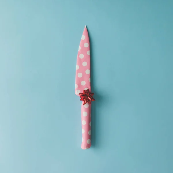 Cuchillo envuelto en papel punteado rosa —  Fotos de Stock