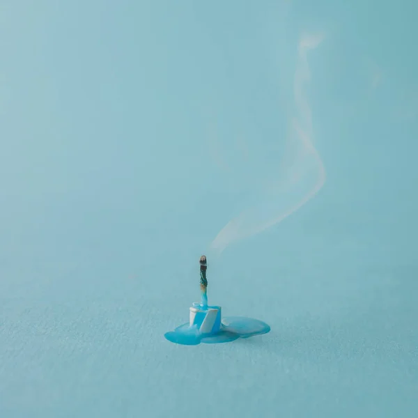 Mavi arka plan üzerinde yanmış mum — Stok fotoğraf