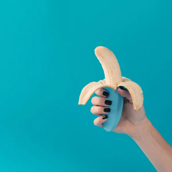 Mano sosteniendo plátano azul pintado — Foto de Stock