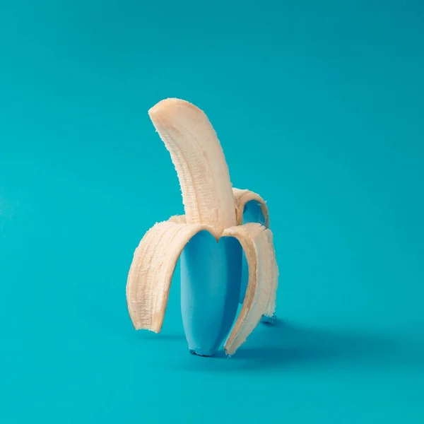 漆成蓝色的去皮的香蕉 — 图库照片