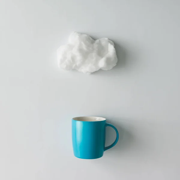 Xícara de café com nuvem de lã de algodão — Fotografia de Stock