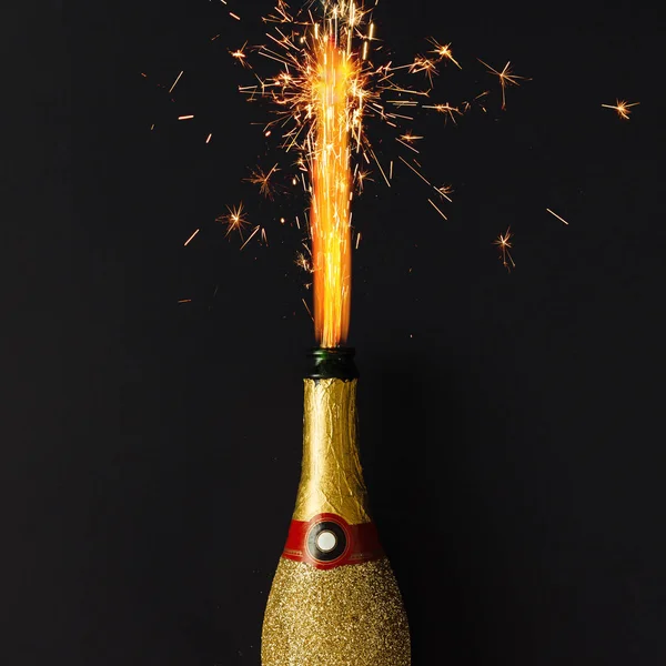Золота пляшка шампанського з феєрверком — стокове фото