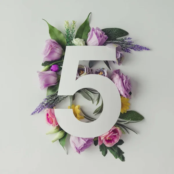 Layout creativo con fiori e numero cinque — Foto Stock