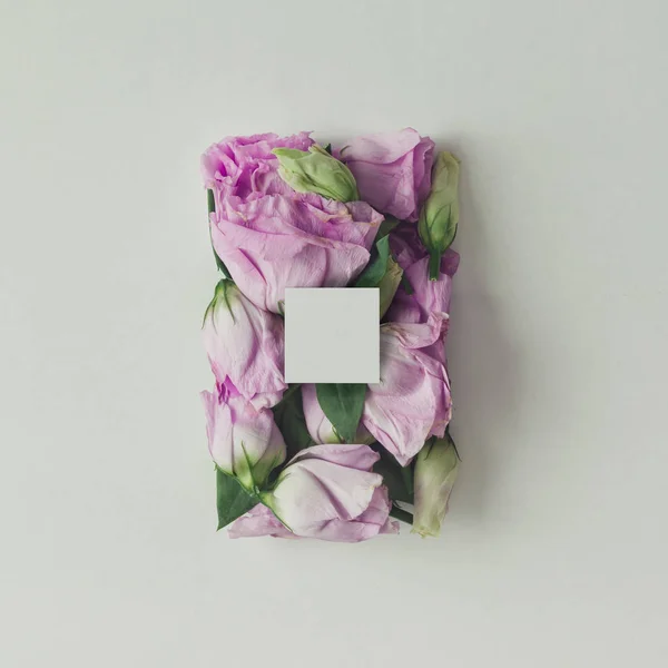 Roze bloemen in de vorm van de doos van de gift — Stockfoto