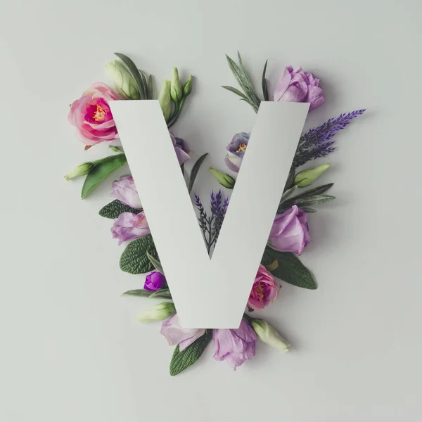 Kreatives Layout mit Blumen und Buchstaben v — Stockfoto