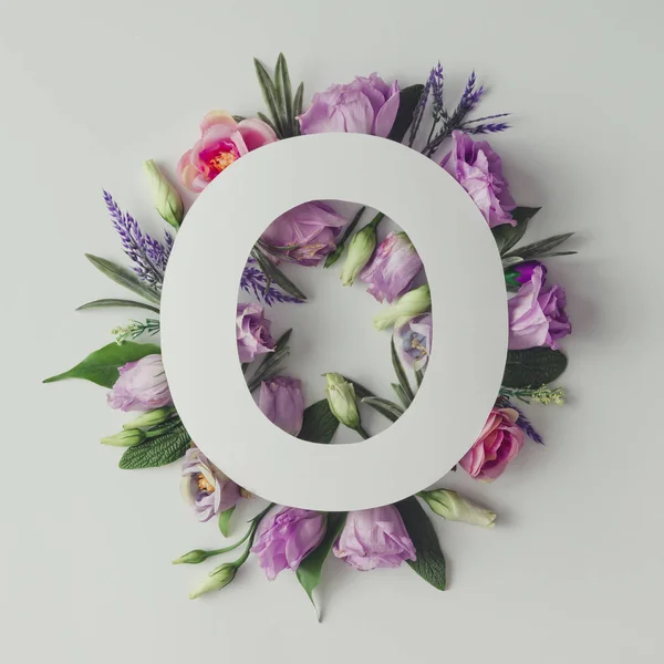 Kreativních rozložení s květinami a písmeno O — Stock fotografie