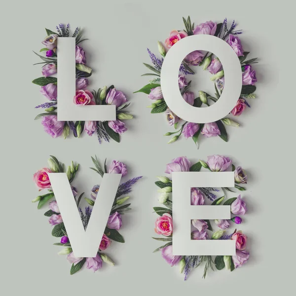 Kreatives Layout mit Blumen und Wortliebe — Stockfoto