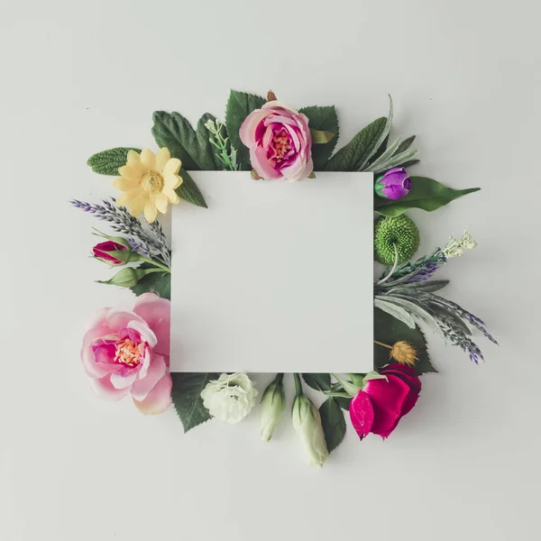 Kreatives Layout mit bunten Blumen und Blättern — Stockfoto