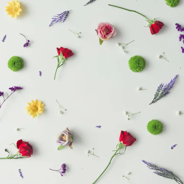 Patrón creativo hecho flores y hojas —  Fotos de Stock