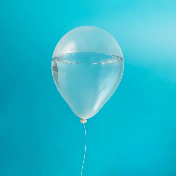 Bílý balónek s vodou — Stock fotografie