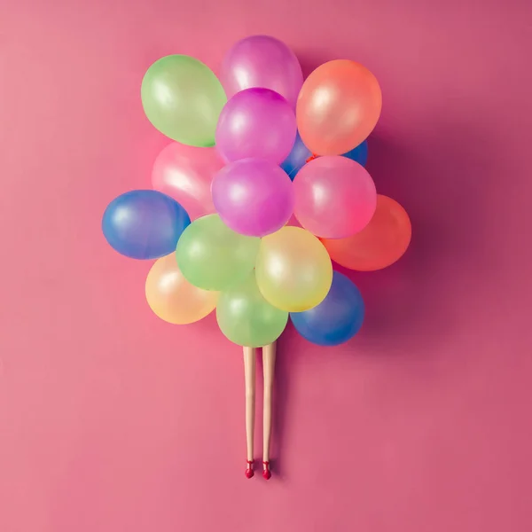 Docka ben med färgglada ballonger — Stockfoto
