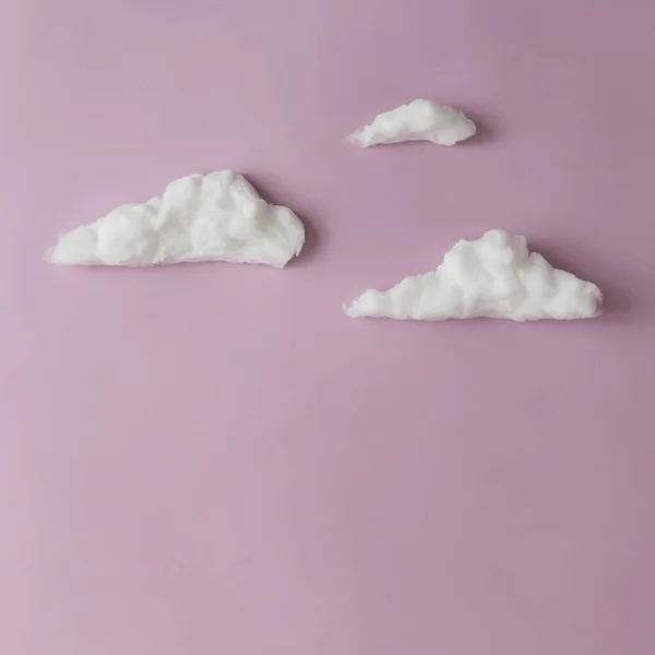 Valkoiset pörröiset pilvet — kuvapankkivalokuva