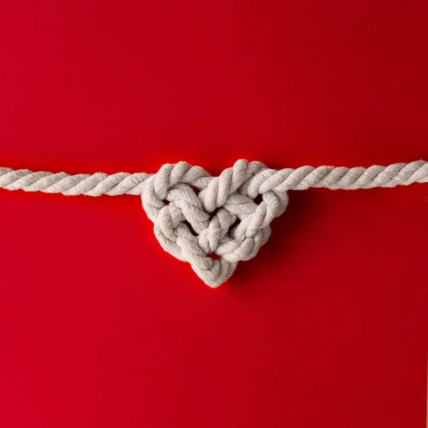 Белая веревка в форме сердца — стоковое фото