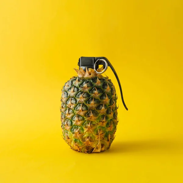 Ananas el bombası bomba — Stok fotoğraf